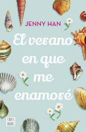 Portada del libro 'El Verano en Que Me Enamoré' con fondo azul cielo y decoración de conchas marinas, caracolas, almejas, destacando el título en letras blancas, evocando la esencia del verano y aventuras amorosas juveniles.