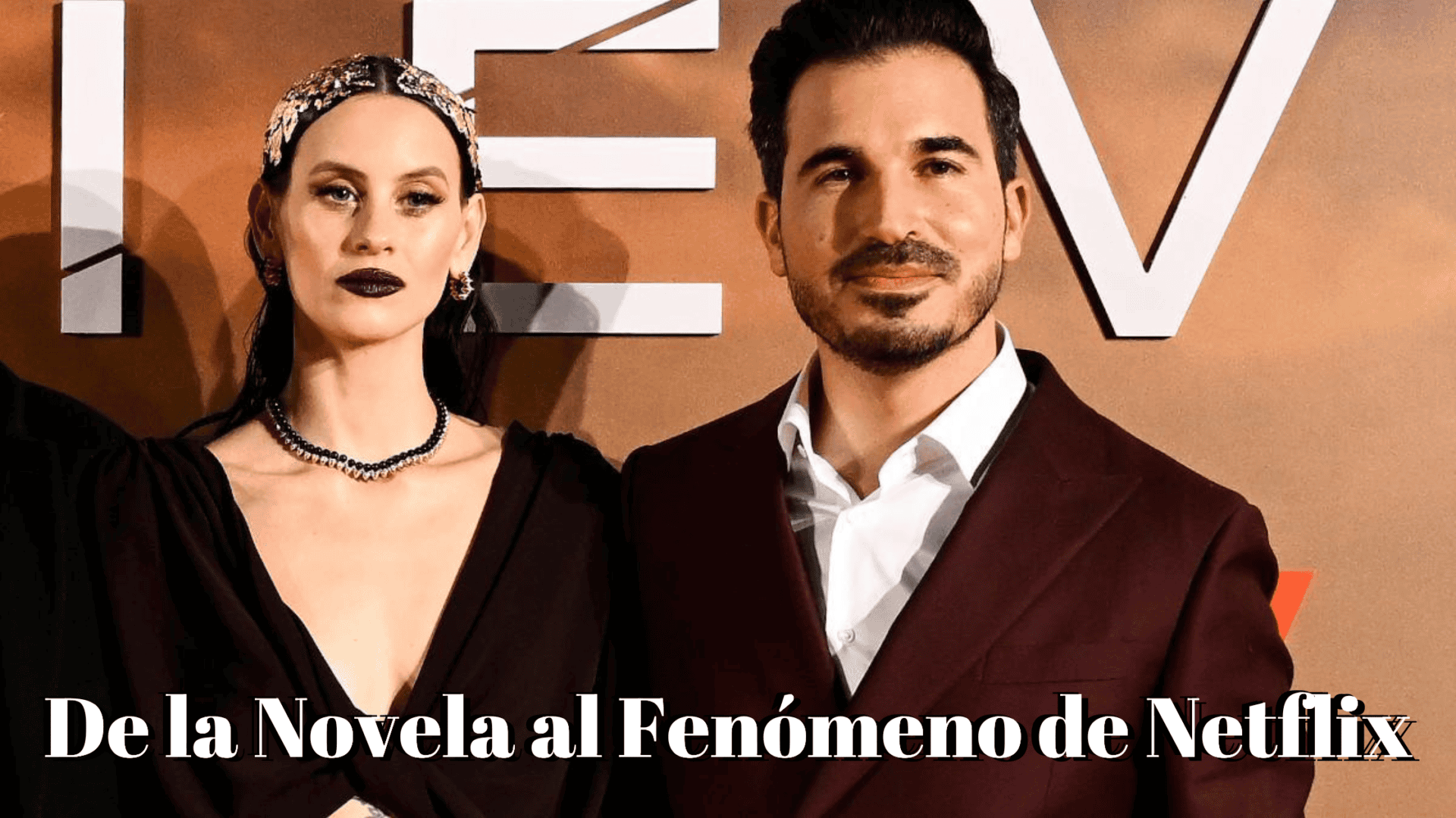 Imagen de dos autores elegantemente vestidos en un evento, con el texto 'De la Novela al Fenómeno de Netflix' sobreimpreso.