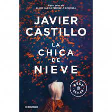 Carátula del libro 'La Chica de Nieve' de Javier Castillo, mostrando una mujer de espaldas con un vestido rojo y la espalda descubierta, sobre un fondo morado, con el título en letras blancas