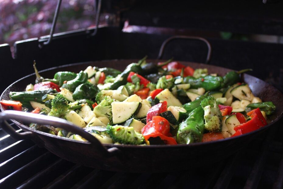 Sartén llena de verduras coloridas salteadas, simbolizando una alimentación saludable y equilibrada.