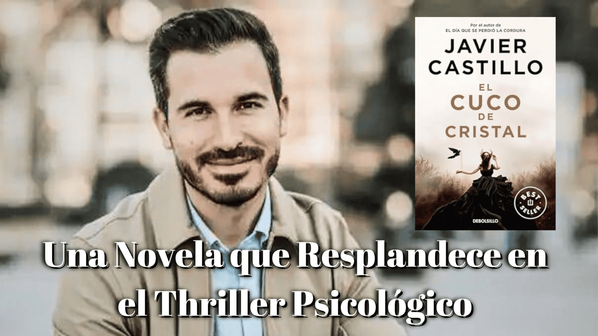 Fotografía de Javier Castillo junto a la portada de su libro 'El Cuco de Cristal', con el título 'Una Novela que Resplandece en el Thriller Psicológico' sobreimpreso.